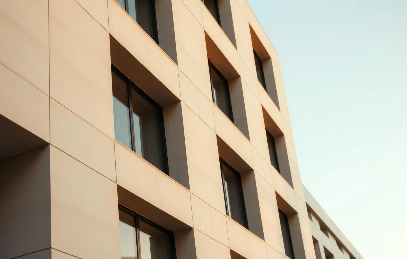Mimari yapıda yalın beton ve ışık detayları